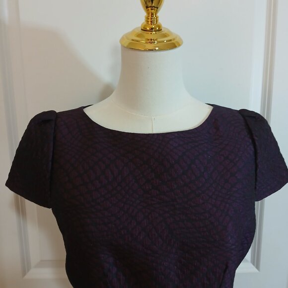 Tahari Textured Sheath Dress Women’s Size 4 Purple Belted Short Sleeve - Picture 4 of 8